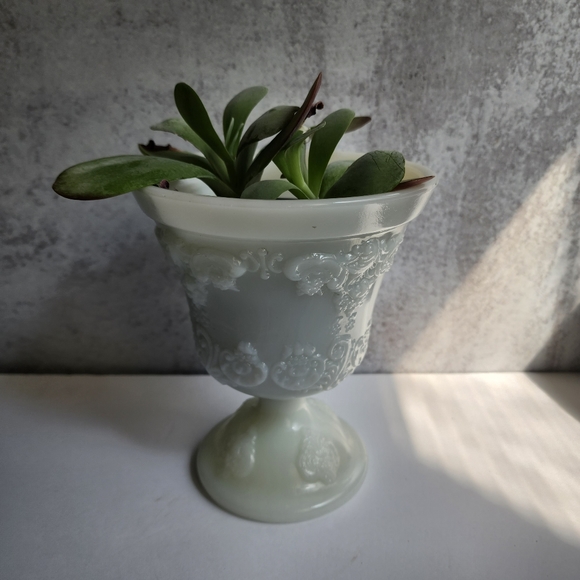 Milk glass vase - Picture 4 of 12